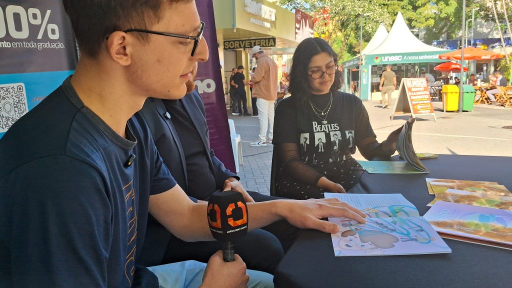 Curso de Jornalismo da UniSATC leva oficina prática à Feira do Livro