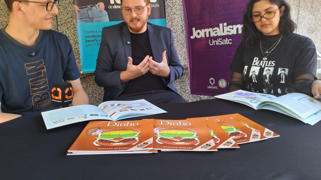 Curso de Jornalismo da UniSATC leva oficina prática à Feira do Livro